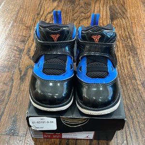 Jordan Melos Unisex toddler size 6 patent leather black and blue
